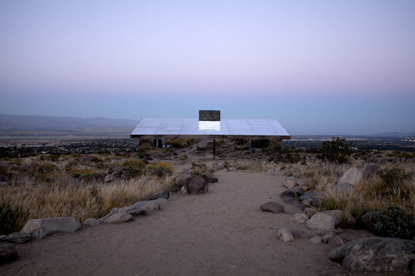 2017년 제작된 ‘미라지(Mirage)’는 아크릴 거울과 스틸, 합판으로 제작된 구조물이 사막 풍경을 그대로 반사하며 주변 환경과 완전히 동화되는 설치 작품이다. 사진은 코너 맥피(Conner Macphee)가 촬영했고, 데저트 X의 협조로 제공됐다. 더그 에이트킨 워크숍 제공