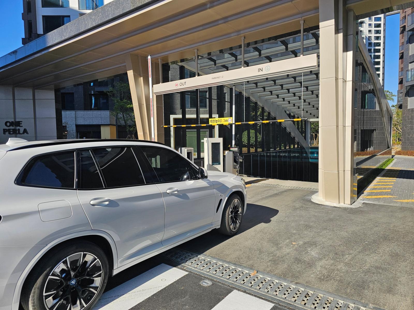 최근 건설사들이 시니어 입주민을 고려해 인공지능(AI)과 로봇 등 스마트 기술을 결합한 아파트 단지 내 이동 편의 서비스를 선보이고 있다. 위쪽부터 현대건설의 자율주행 배송로봇과 무인셔틀, 삼성물산 건설부문의 래미안 AI 주차장. 각 사 제공