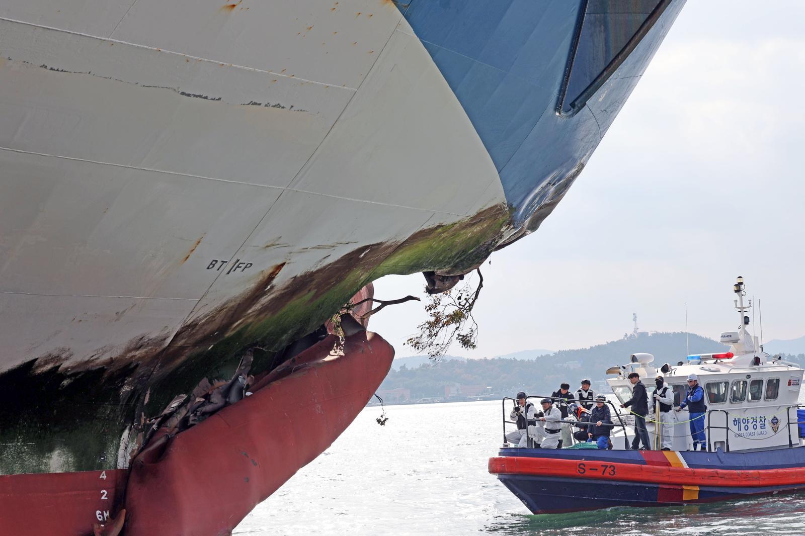 20일 목포해경이 전남 신안 해상에서 퀸제누비아2호 여객선 좌초 사고와 관련해 선체합동감식을 진행하고 있다. 2025.11.20. 뉴스1