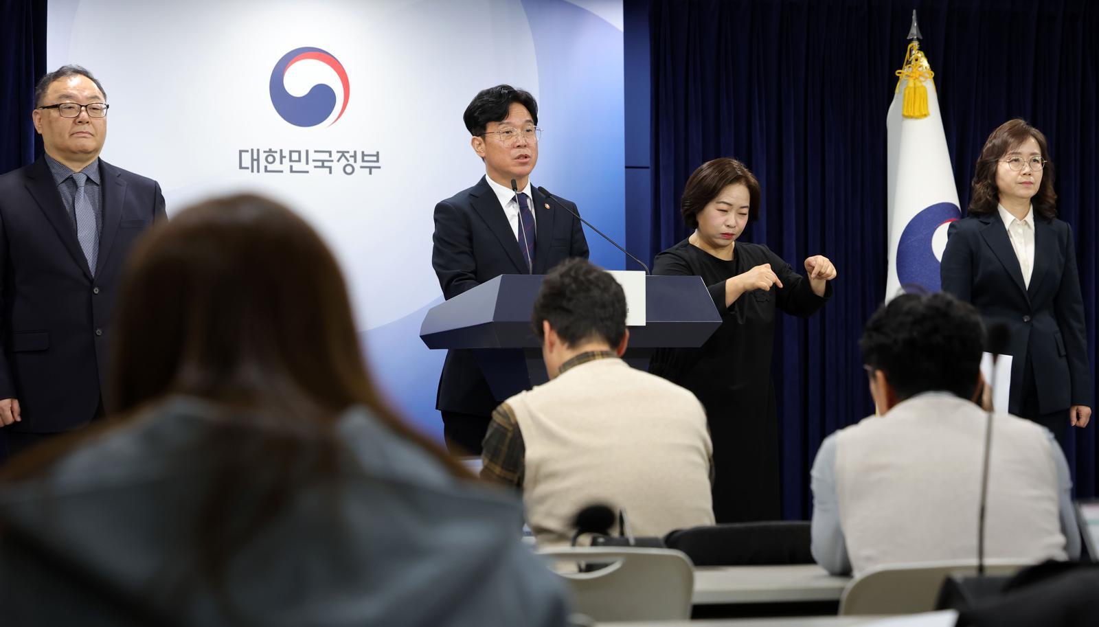 김영훈 고용노동부 장관이 24일 오전 서울 종로구 정부서울청사 브리핑실에서 개정 노동법 하위 법령 관련 브리핑을 하고 있다. 2025.11.24. 서울=뉴시스