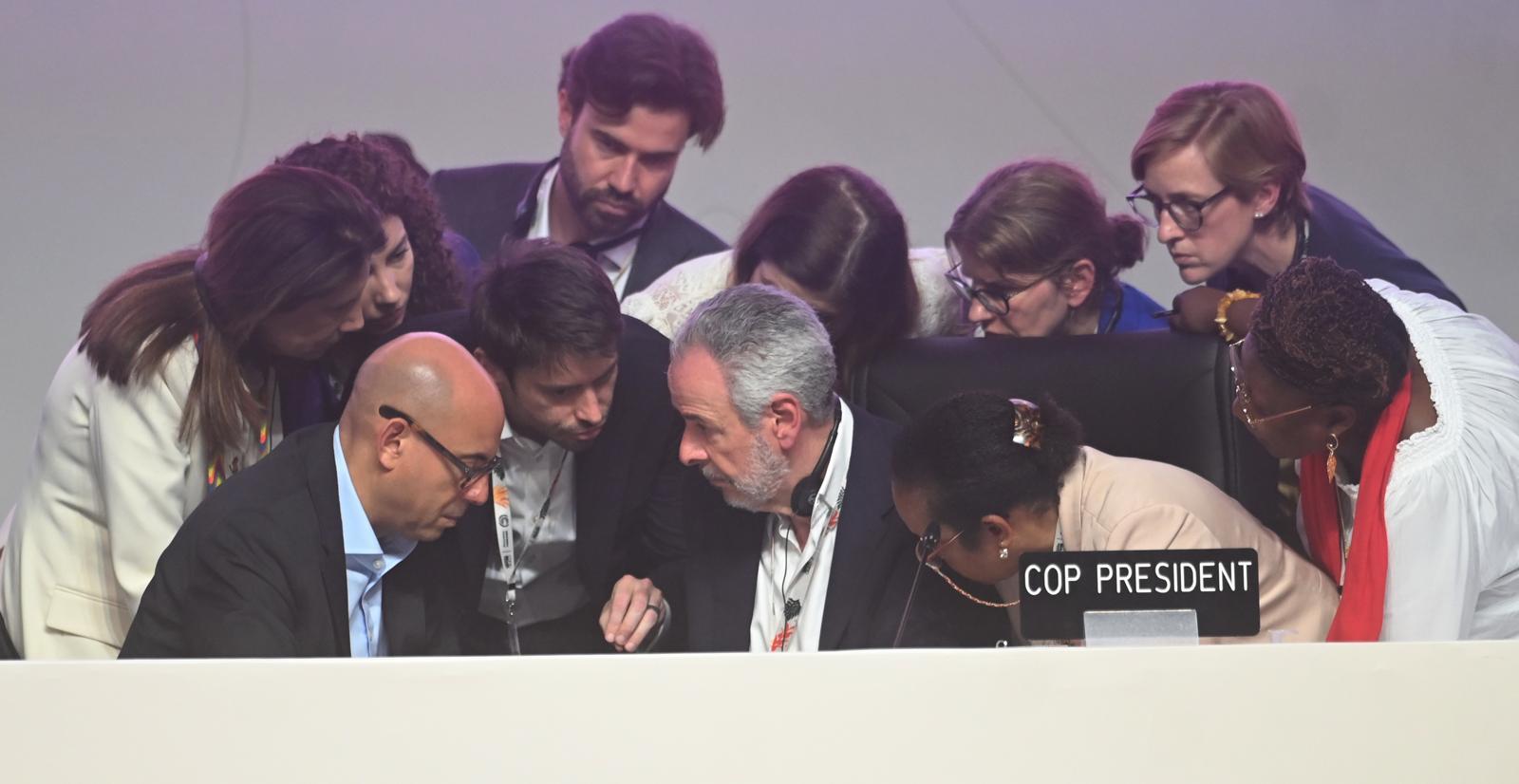 22일(현지 시간) 브라질 벨렝에서 열린 제30차 유엔 기후변화협약 당사국총회(COP30)에서 안드레 두라구 COP30 의장(가운데)과 사이먼 스틸 유엔 기후변화협약(UNFCCC) 사무총장(앞줄 왼쪽) 등이 심각한 표정으로 의견을 나누고 있다. 벨렝=신화 뉴시스