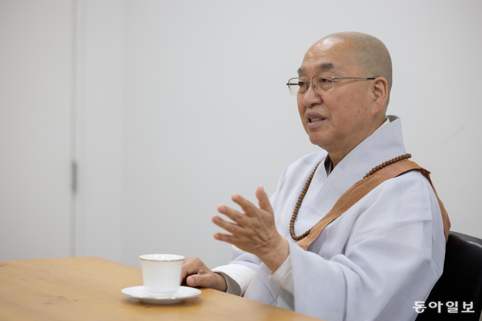 법륜 스님은 즉문즉설 등에서 가진 상담 데이터를 가지고 챗GPT 같은 인공지능(AI)을 개발해 보자는 제안을 받은 적이 있다고 했다. 그는 “인생에는 정답이 없고, 변수도 수만 가지인데 마치 정답이 있는 것처럼 보일까봐 거절했다”라며 “자신을 성찰하는 과정을 AI가 해줄 수는 없지 않느냐”라고 했다. 정토회 제공