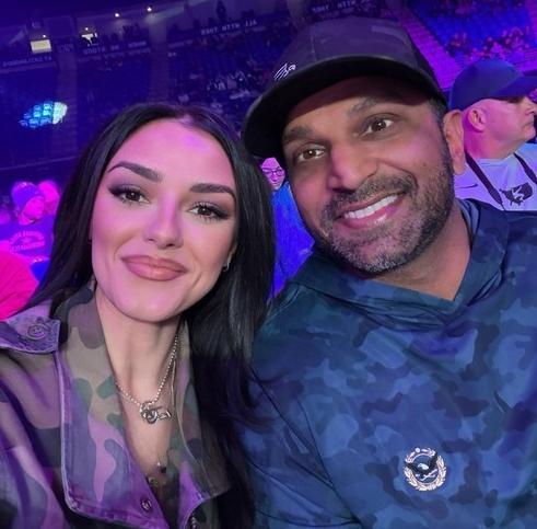 캐시 파텔 미국 연방수사국(FBI) 국장(오른쪽)과 컨트리 가수 알렉시스 윌킨스. 파텔 국장은 연인 윌킨스를 위해 FBI 요원들을 동원하고 그의 공연을 보기 위해 전용기로 이동해 비판받고 있다.
사진 출처 윌킨스 인스타그램