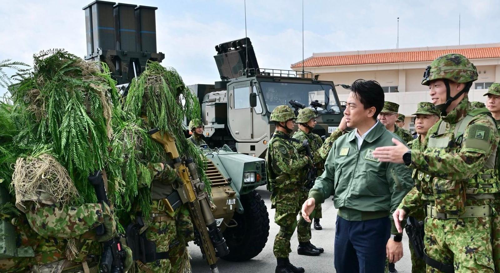 고이즈미 신지로 일본 방위상(앞줄 오른쪽에서 두 번째)이 23일 대만과 가까운 요나구니섬의 육상자위대 부대를 시찰했다. 이곳에 지대공 미사일 부대를 배치할 뜻도 밝혔다. 사진 출처 고이즈미 방위상 ‘X’