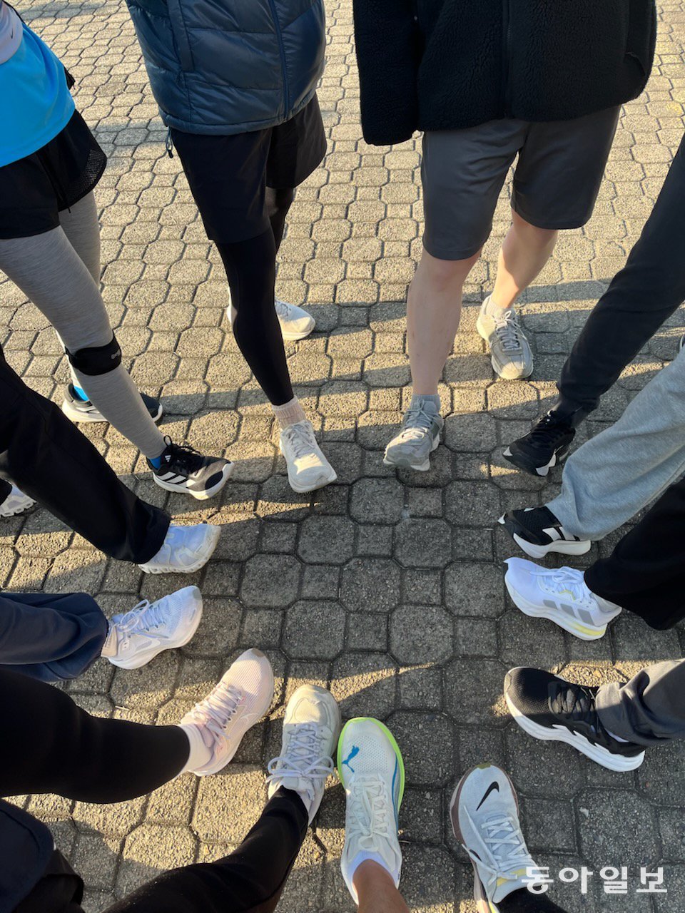 백명재 경희대 정신건강의학과 교수가 진료를 보는 환자들과 함께 달리기를 마치고 발을 모아 찍은 사진. 백 교수는 환자들에게 정기적으로 달리기를 권한다고 밝혔다.