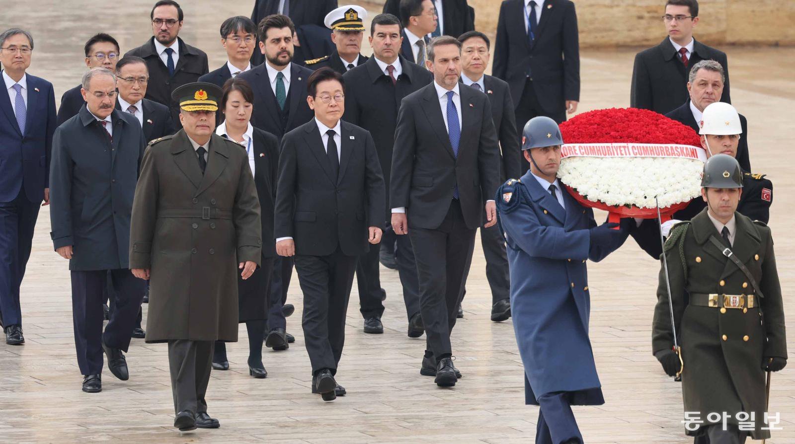 이재명 대통령이 24일(현지시간) 터키 앙카라 아타튀르크 국부 묘소 참배를 하고 있다. 앙카라=송은석 기자 silverstone@donga.com