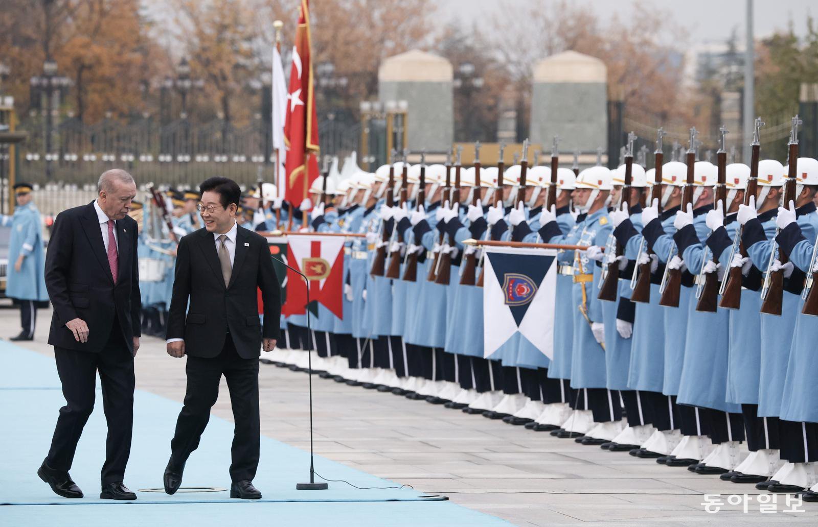 이재명 대통령과 레제프 타이이프 에르도안 튀르키예 대통령이 24일(현지시간) 대통령궁 광장에서 공식 환영식을 갖고 있다. 앙카라=송은석 기자 silverstone@donga.com