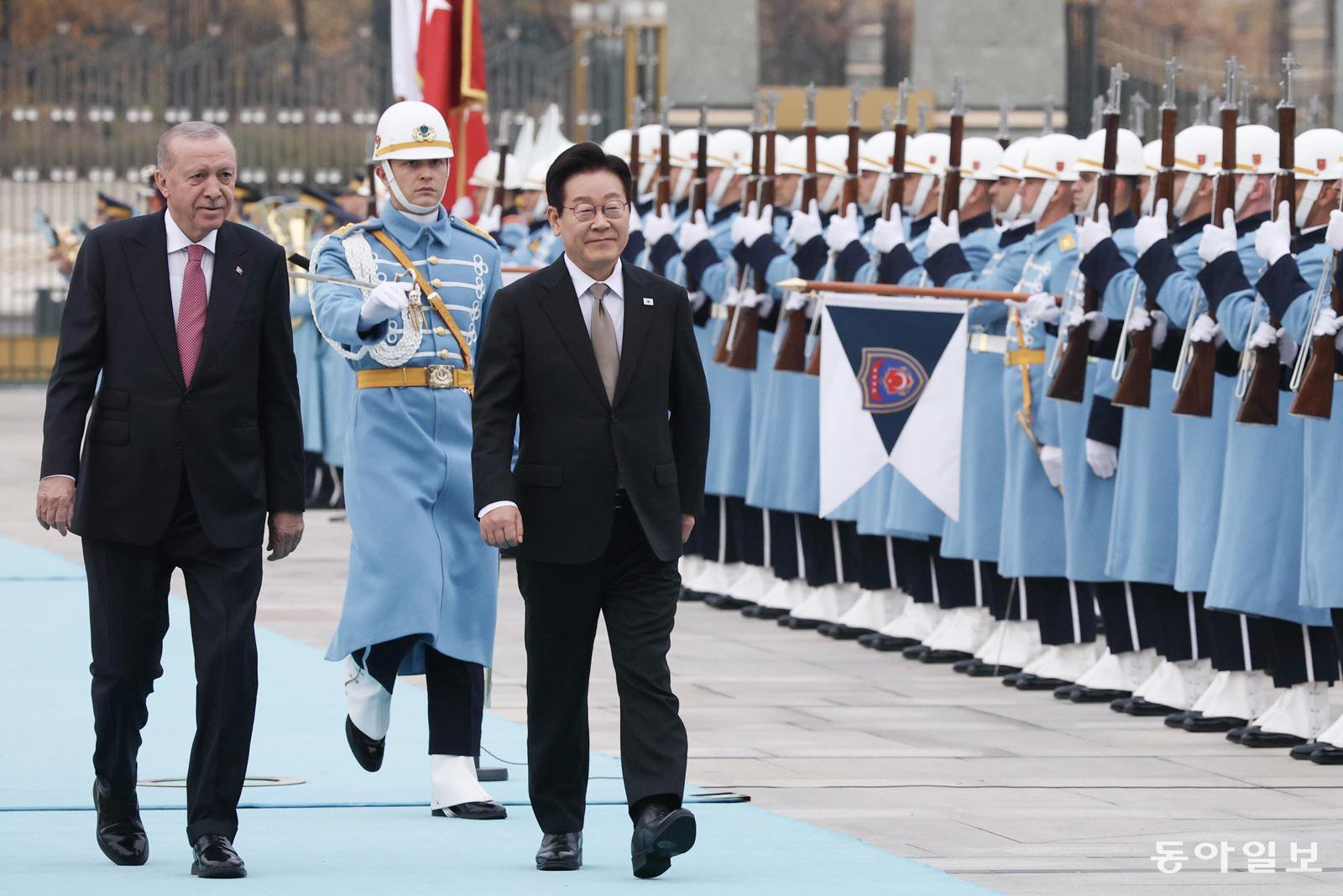 이재명 대통령과 레제프 타이이프 에르도안 튀르키예 대통령이 24일(현지시간) 대통령궁 광장에서 공식 환영식을 갖고 있다. 앙카라=송은석 기자 silverstone@donga.com