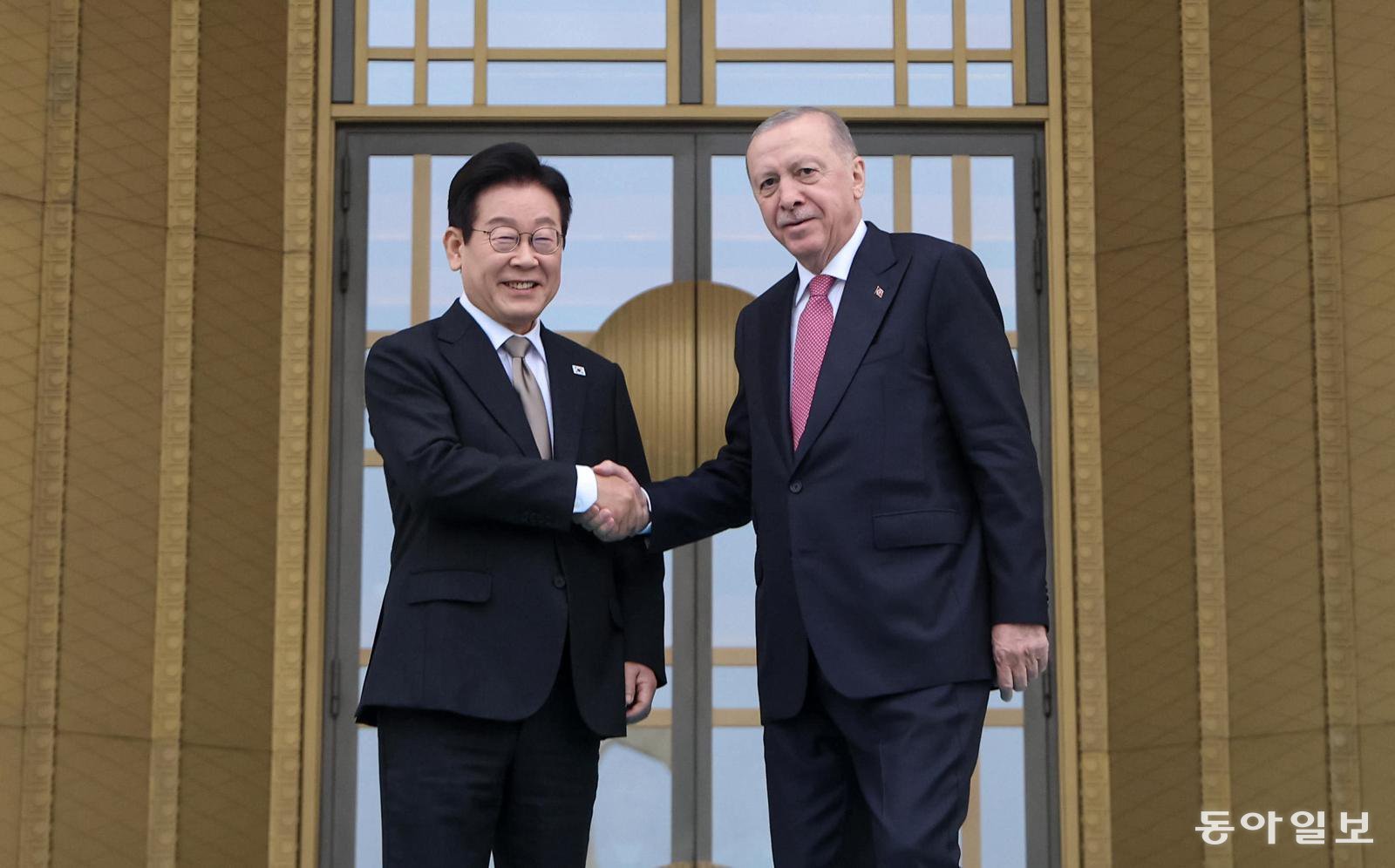 이재명 대통령이 24일(현지시간) 앙카라 대통령궁에서 열린 국빈 방문 공식 환영식에서 레제프 타이이프 에르도안 튀르키예 대통령과 악수하고 있다. 앙카라=송은석 기자 silverstone@donga.com