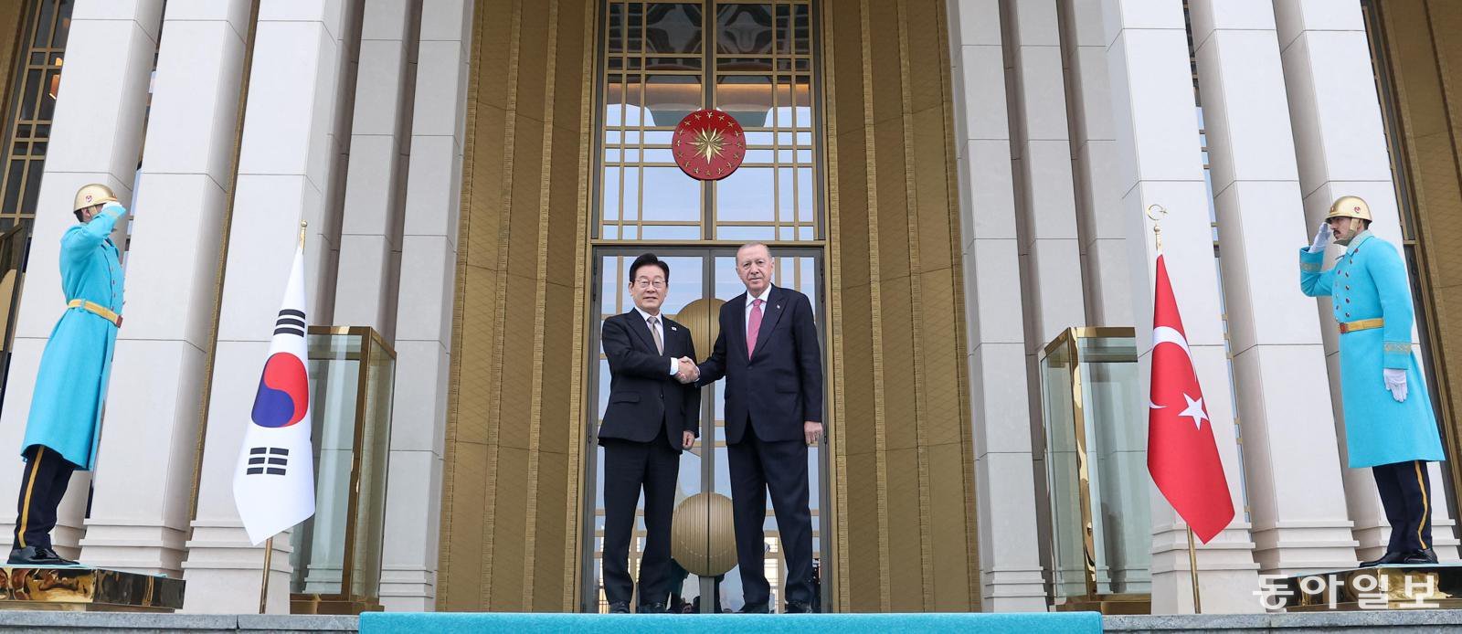 이재명 대통령이 24일(현지시간) 앙카라 대통령궁에서 열린 국빈 방문 공식 환영식에서 레제프 타이이프 에르도안 튀르키예 대통령과 악수하고 있다. 앙카라=송은석 기자 silverstone@donga.com