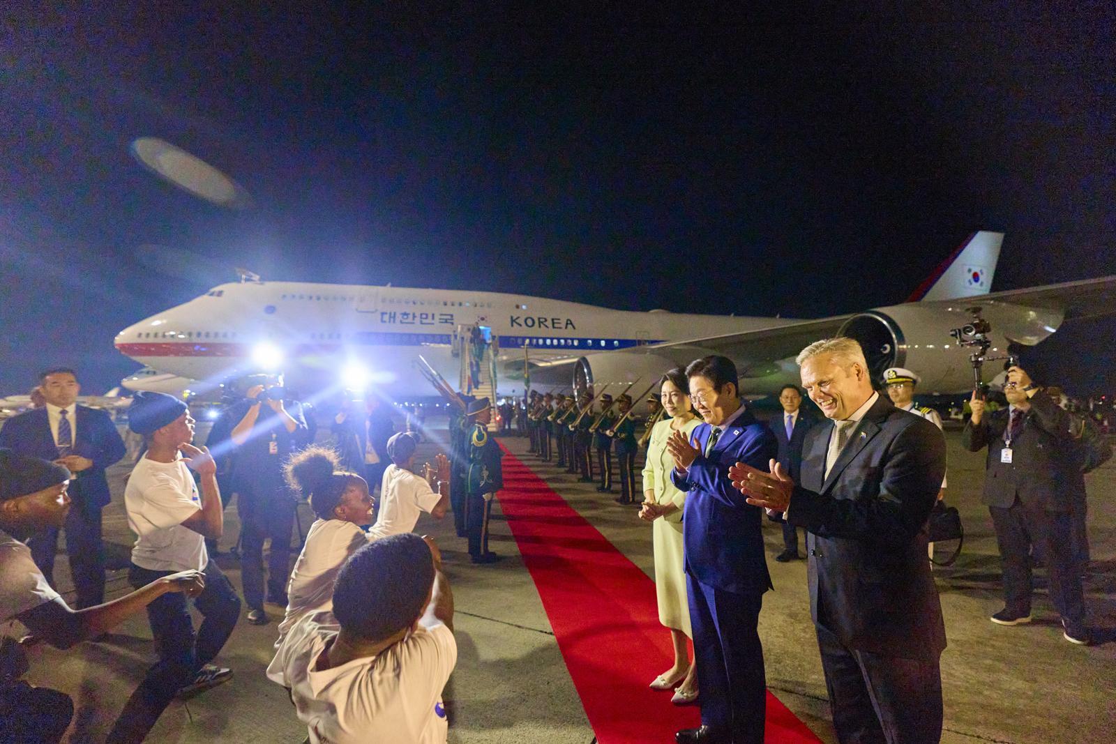 G20 정상회의에 참석하는 이재명 대통령과 김혜경 여사가 21일(현지시간) 남아프리카공화국 요하네스버그 O.R. 탐보 국제공항에 도착해 환영공연을 바라보고 있다. 2025.11.23 대통령실 제공