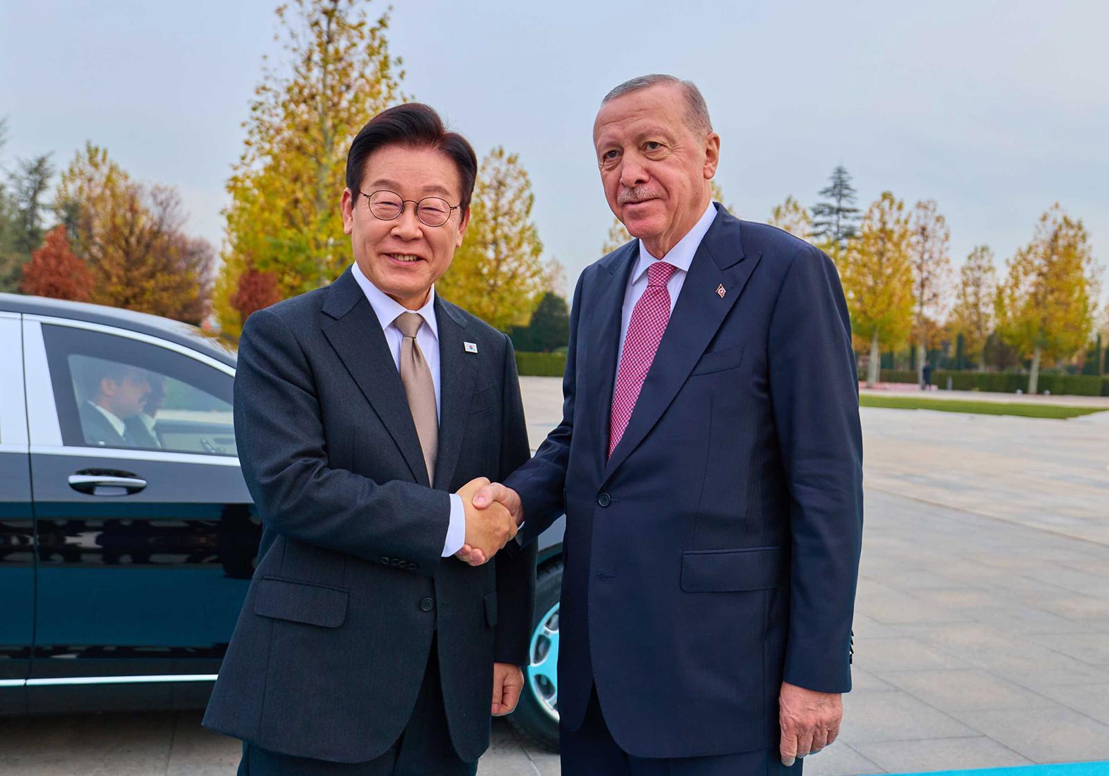 이재명 대통령과 레제프 타이이프 에르도안 튀르키예 대통령이 24일(현지시간) 대통령궁 광장에서 열린 공식환영식에서 악수하고 있다. 2025.11.24 대통령실사진기자단