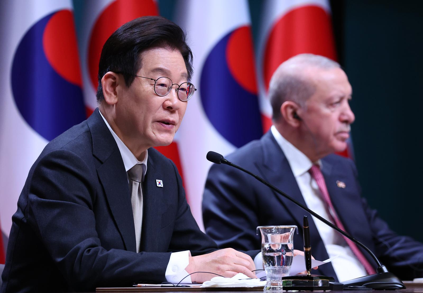 튀르키예를 국빈 방문 중인 이재명 대통령이 24일(현지 시간) 앙카라 대통령궁에서 레젭 타입 에르도안 튀르키예 대통령과 공동언론발표를 하고 있다. 2025.11.25 앙카라=뉴시스