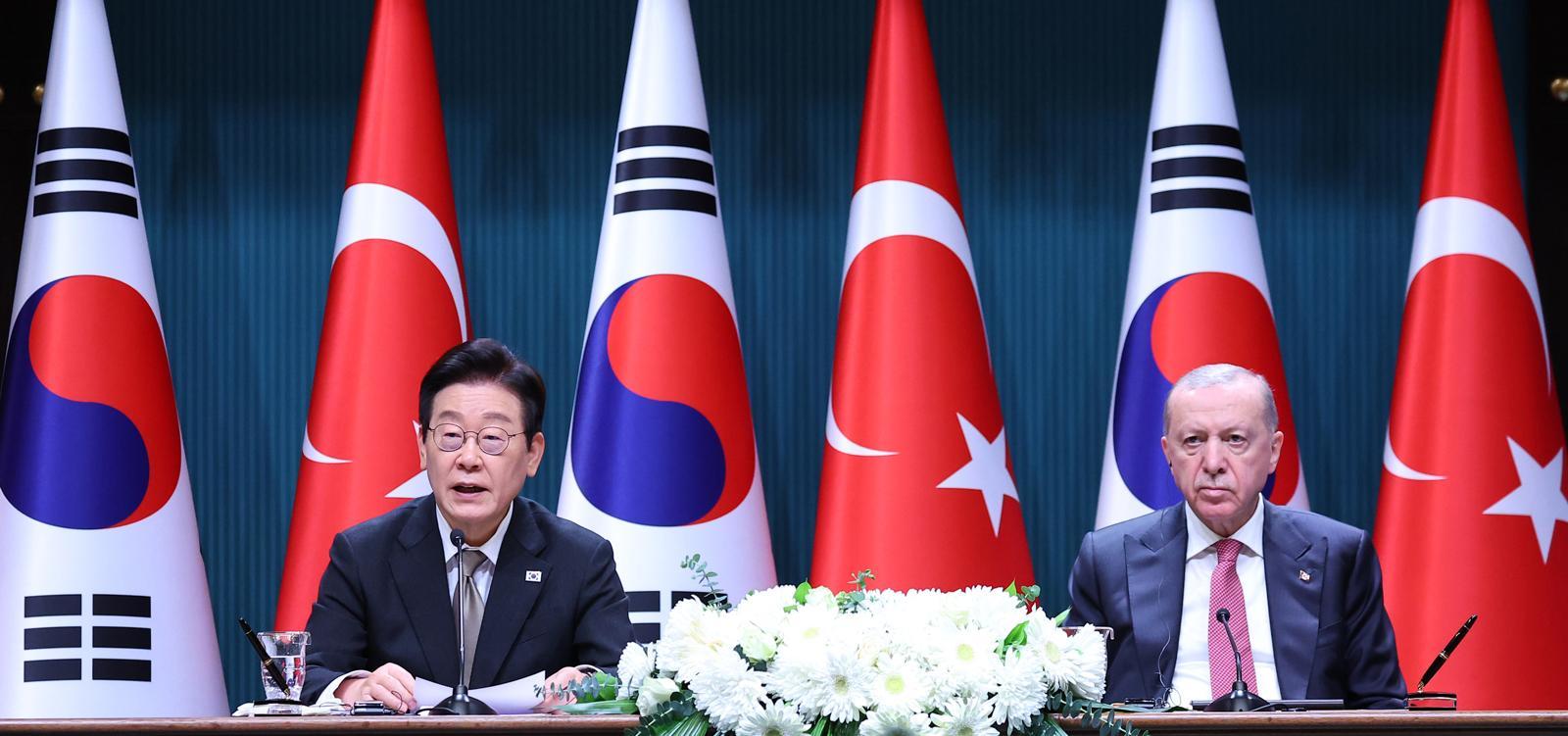 튀르키예를 국빈 방문 중인 이재명 대통령이 24일(현지 시간) 앙카라 대통령궁에서 레젭 타입 에르도안 튀르키예 대통령과 공동언론발표를 하고 있다. 2025.11.25 앙카라=뉴시스