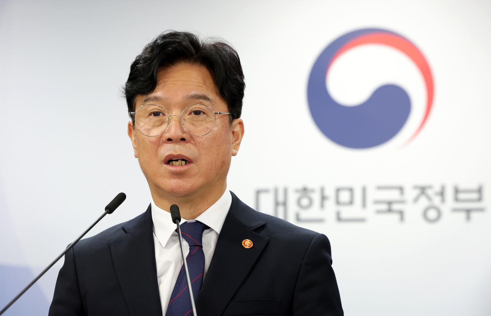 김영훈 고용노동부 장관이 24일 오전 서울 종로구 정부서울청사 브리핑실에서 개정 노동법 하위 법령 관련 브리핑을 하고 있다. 2025.11.24 서울=뉴시스