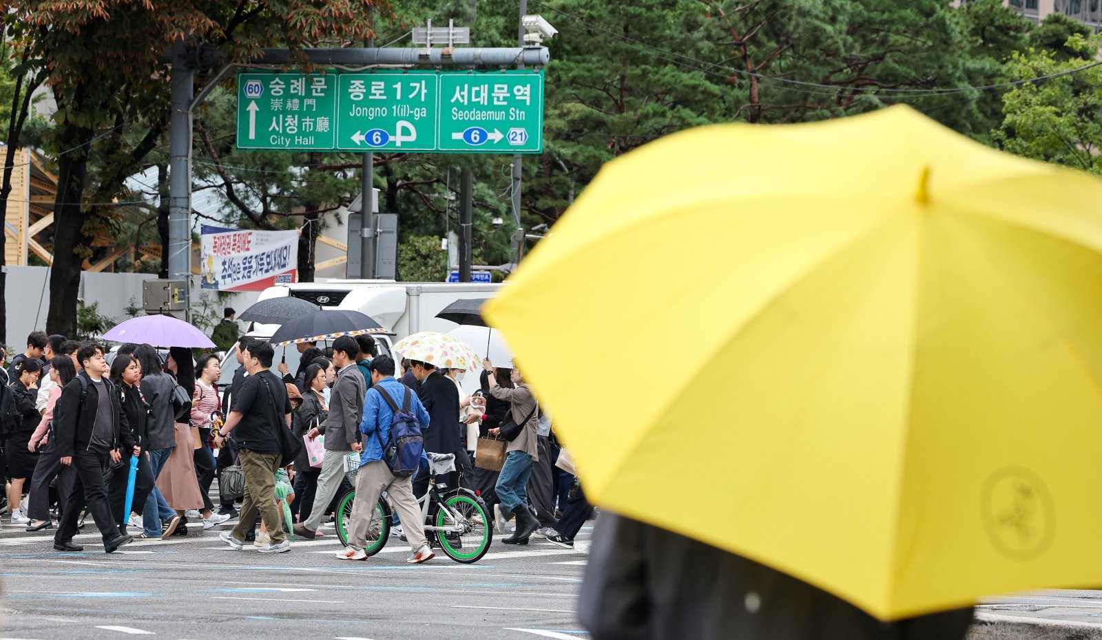 전국 대부분 지역에 비가 내렸던 지난 10월 13일 서울 종로구 세종대로 사거리에서 우산 쓴 시민들이 발걸음을 옮기고 있다. 2025.10.13/뉴스1