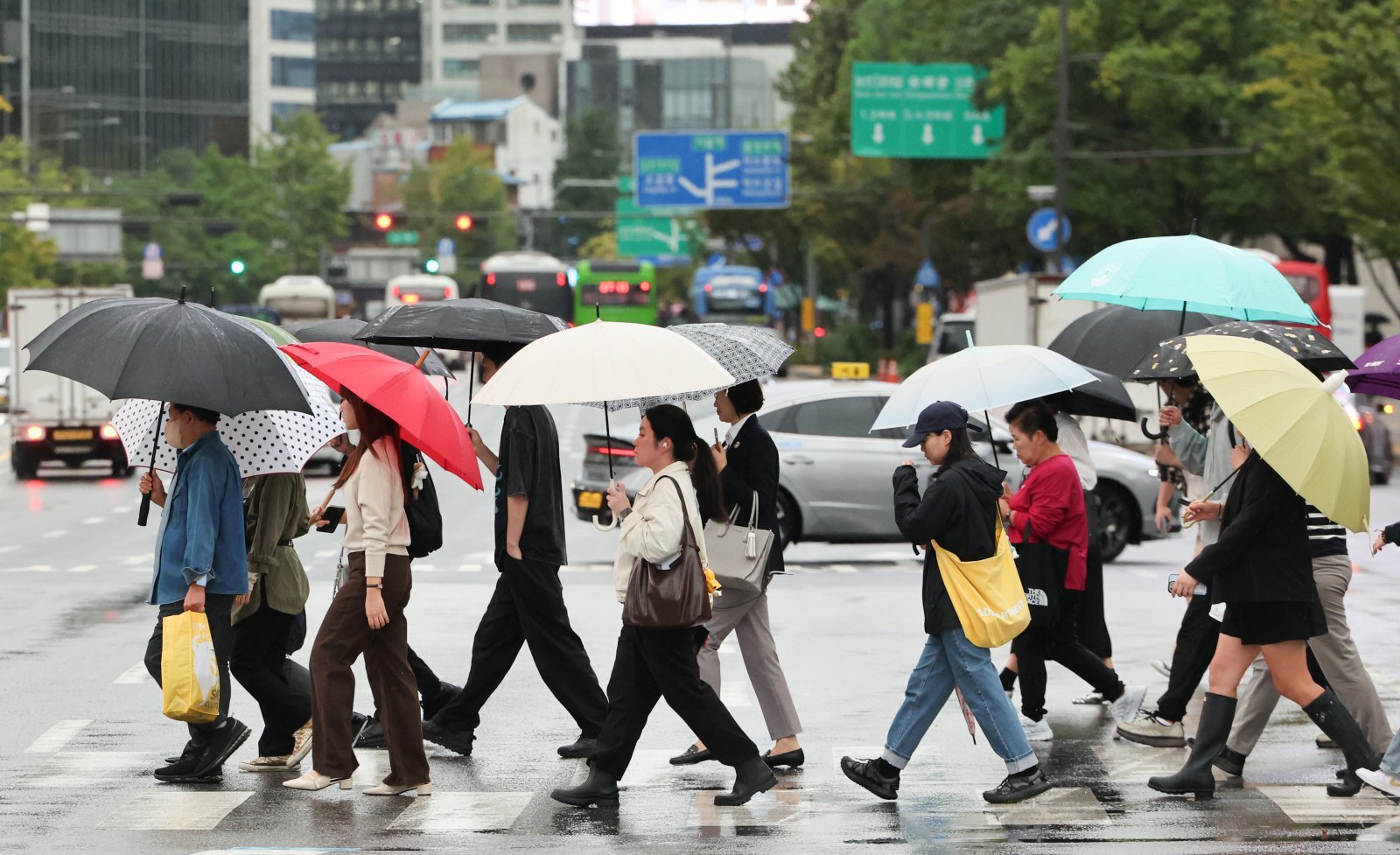 전국 대부분 지역에 비가 내린 13일 서울 종로구 세종대로 사거리에서 우산을 쓴 시민들이 발걸음을 옮기고 있다. 2025.10.13 뉴시스