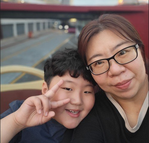 뇌출혈로 쓰러진 친정엄마를 16년간 간병해오던 이지원 씨와 자녀. 뉴스1