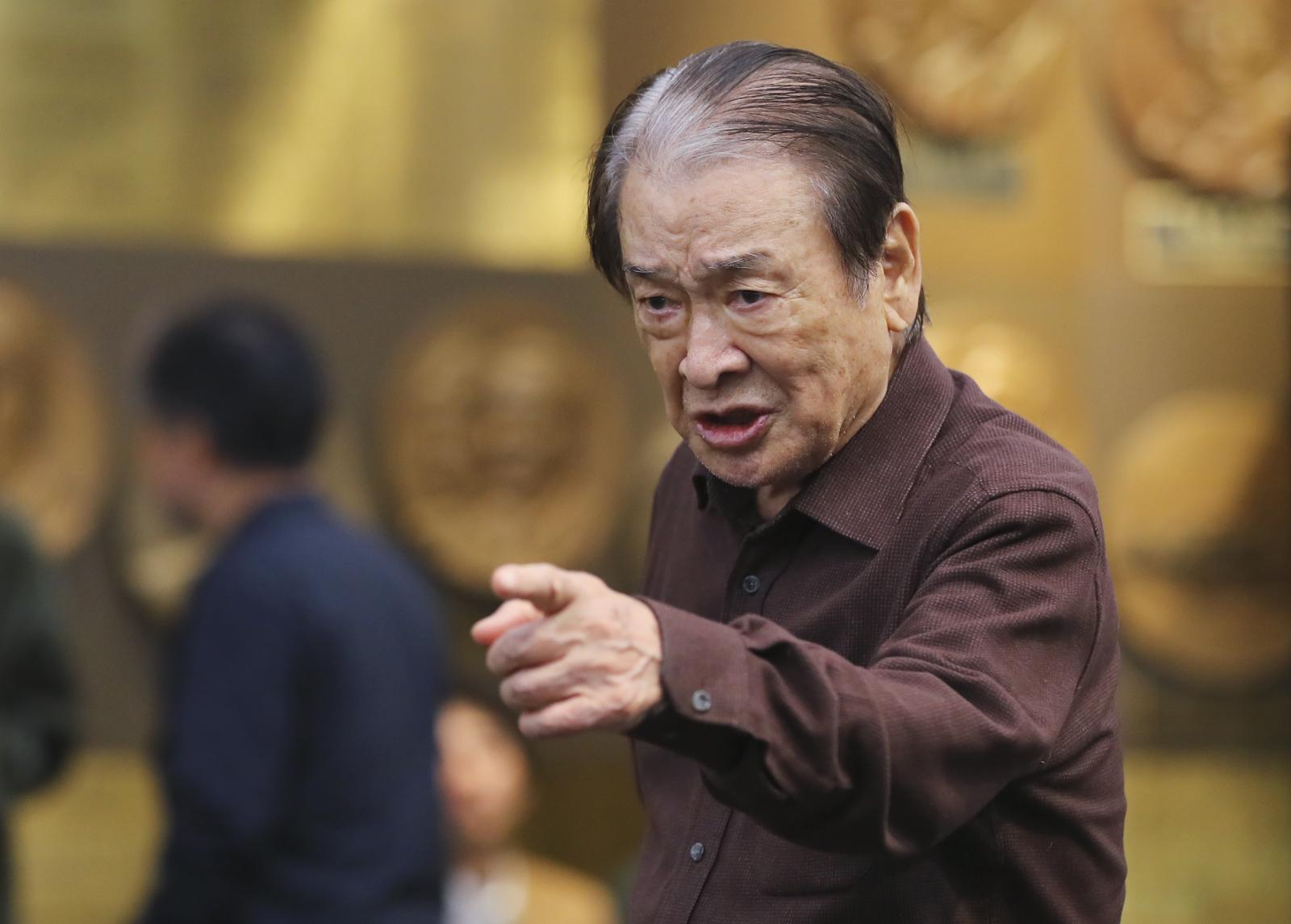 리어왕 역의 배우 이순재가 10일 서울 SNU 장학빌딩 베리타스홀에서 열린 연극 리어왕 연습실 공개 행사에서 장면시연을 하고 있다. 2023.05.10 [서울=뉴시스]