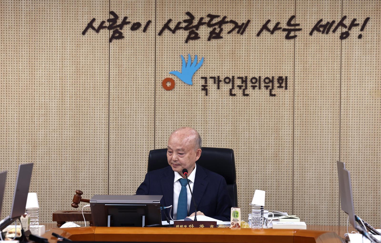 안창호 국가인권위원장이 24일 오후 서울 중구 인권위원회에서 제21차 전원위원회를 주재하고 있다. 2025.11.24/뉴스1