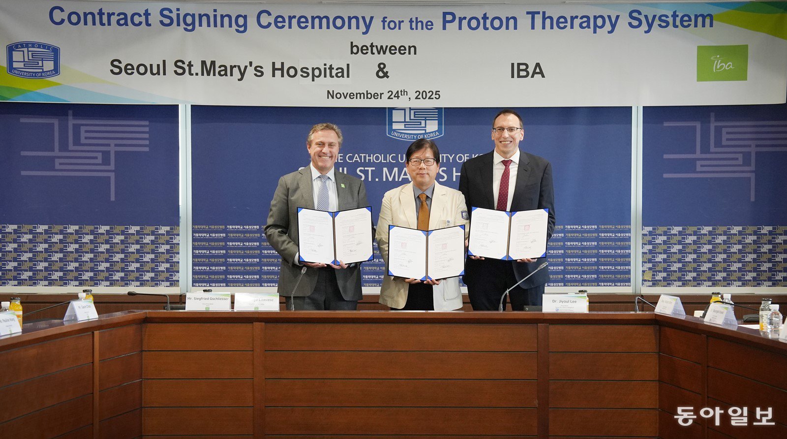 24일 서울 서초구 서울성모병원에서 진행된 IBA 양성자 치료기 도입 본계약 협약식에서 이지열 서울성모병원장(왼쪽 두번째)이 IBA 관계자들과 기념촬영을 하고 있다.                                              서울성모병원 제공