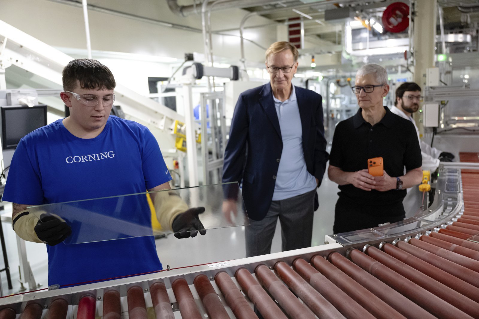 애플 CEO 팀 쿡과 코닝(Corning) CEO 웬델 윅스가 아이폰 유리 제조 시설에서 품질 관리 직원이 일하는 모습을 지켜보고 있다. AP/뉴시스