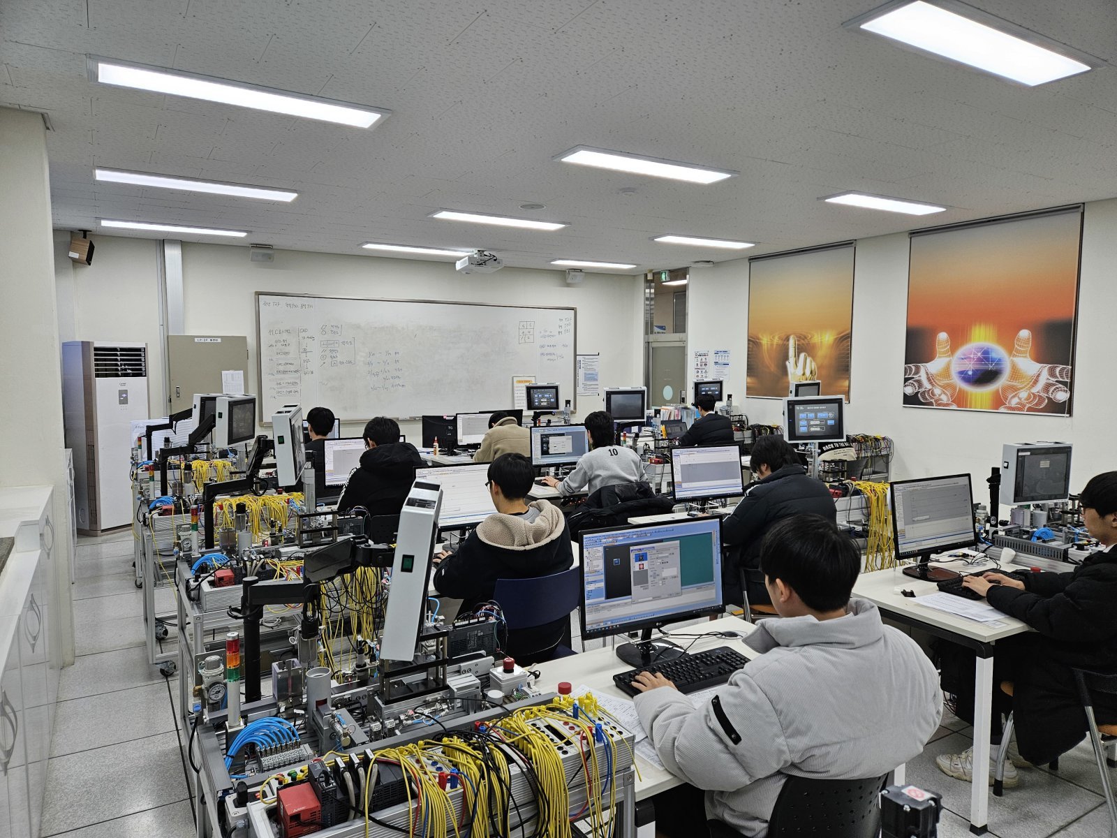 직업계고 학생들이 겨울방학 진로·취업 지원 프로그램을 수강하고 있다. (충북도교육청 제공)