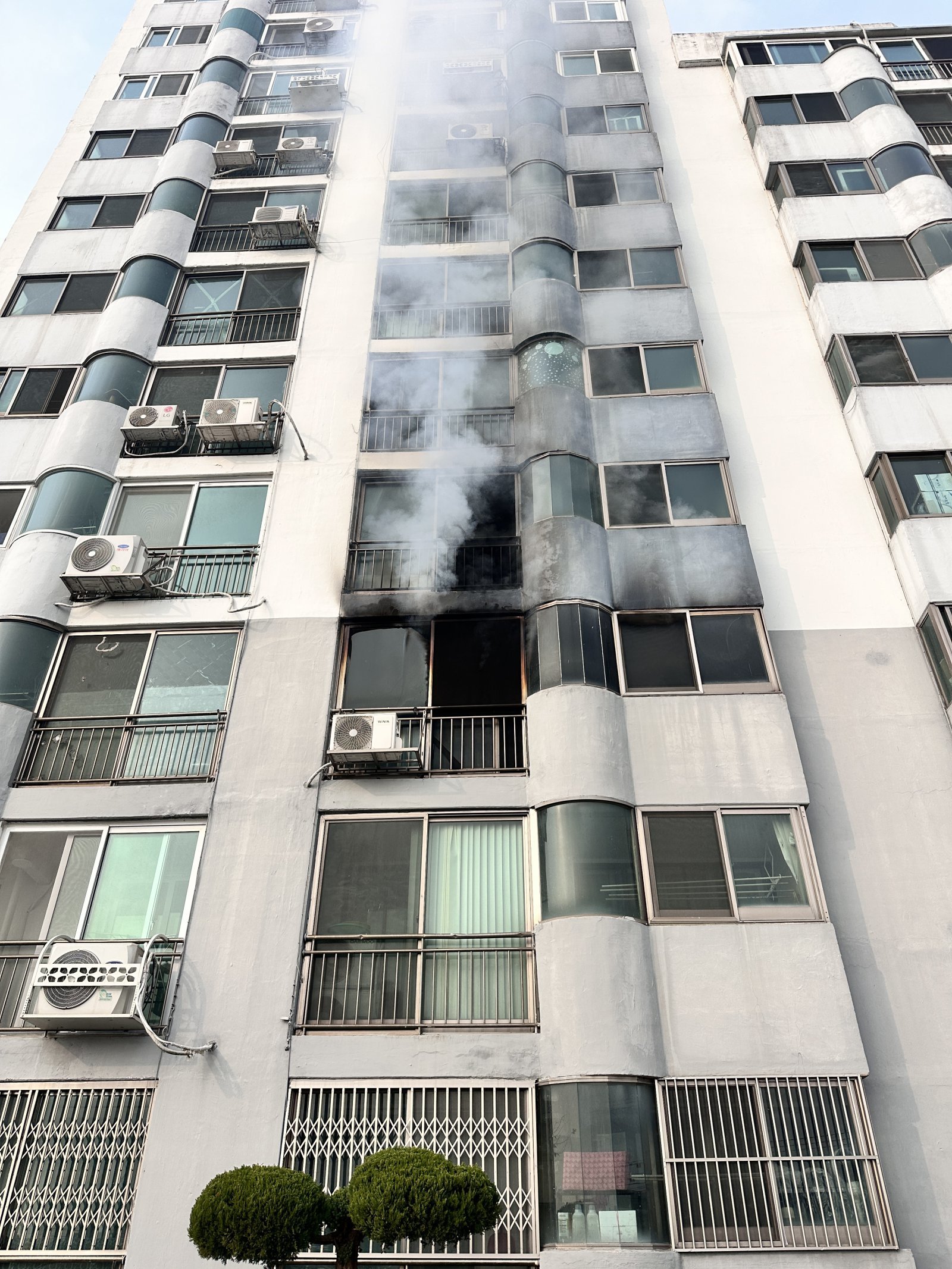 25일 오전 9시 37분쯤 창원시 의창구 북면 신촌리의 15층짜리 아파트 3층에서 불이 났다. 사진은 화재 현장 모습.(창원소방본부 제공)