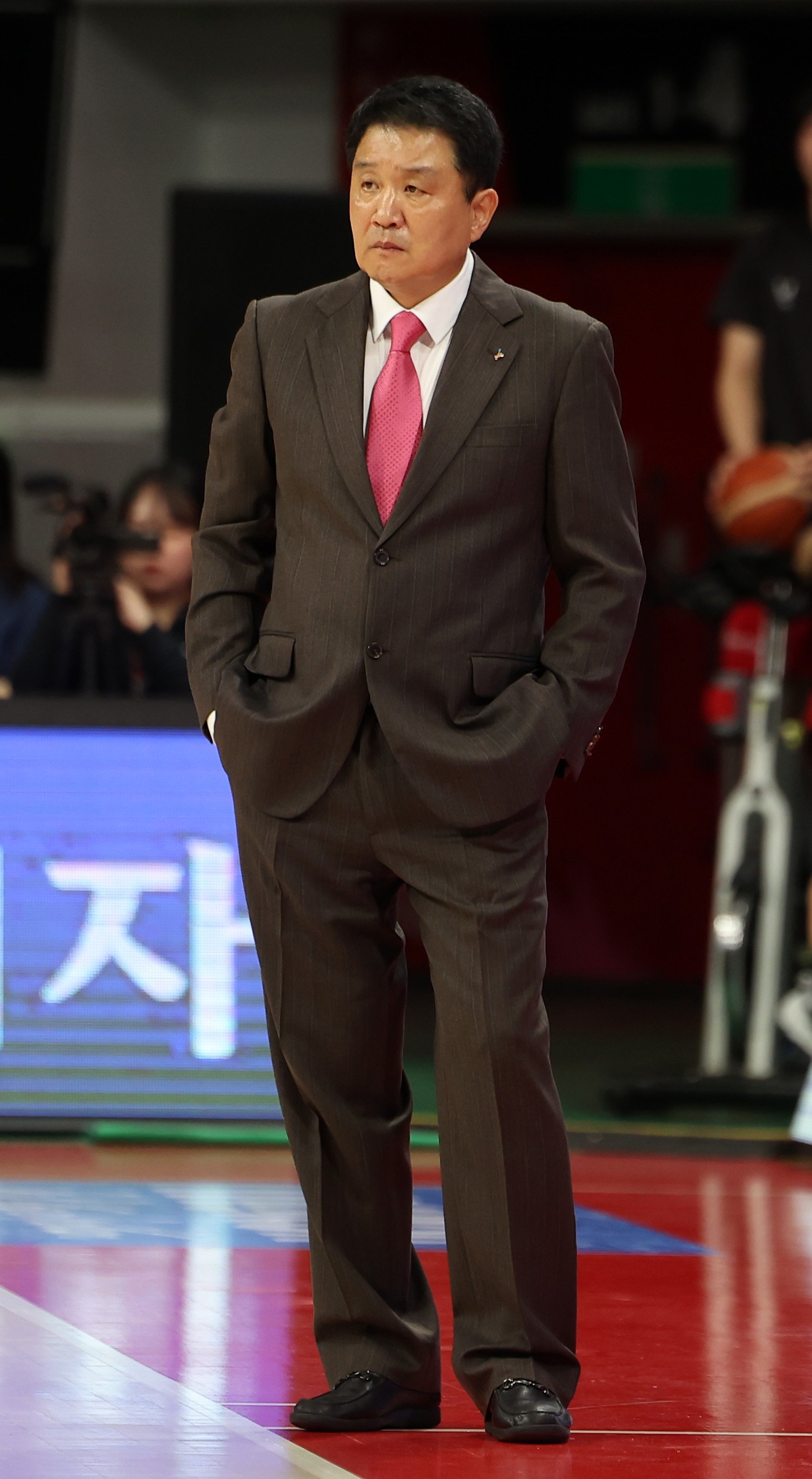 유도훈 정관장 감독이 7일 경기 안양정관장아레나에서 열린 SK와의 2025~2026시즌 프로농구 안방경기에서 선수들의 경기 모습을 지켜보고 있다. 뉴시스