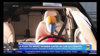 여성 더미 인형이 충돌하는 모습. @driveactionfund 갈무리