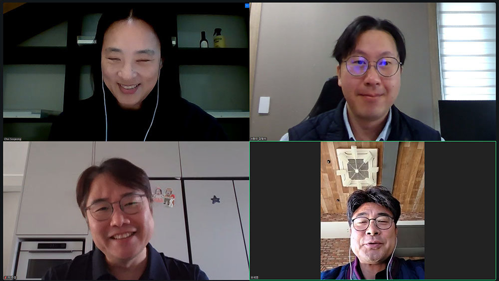 비어포트브로이의 멘토링 진행 모습. 오세영 대표(우측 하단)과 최수정 대표(좌측 상단)가 이야기를 나누는 모습 / 출처=IT동아