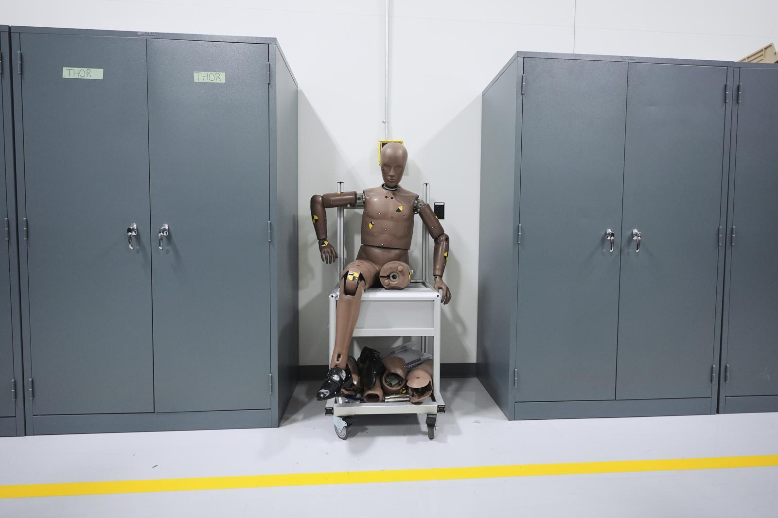 50년 이상 사용되어 온 ‘하이브리드 III’ 남성 충돌 테스트 더미의 모습. 이 더미는 1970년대 평균적인 미국 남성 체형을 본따 만들어졌다. AP/뉴시스