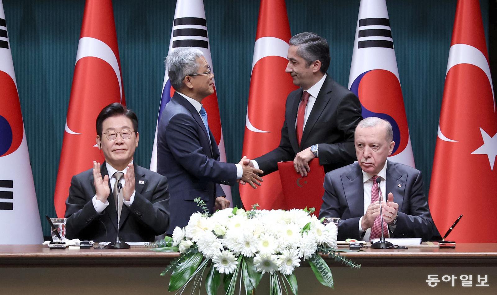 김동철 한국전력공사 사장과 네자티 야마츠 튀르키예 원자력공사 사장이 24일(현지 시간) 튀르키예 앙카라 대통령궁에서 이재명 대통령과 레제프 타이이프 에르도안 대통령이 참석한 가운데 원자력 협력에 관한 MOU 체결을 하고 있다. 앙카라=송은석 기자 silverstone@donga.com