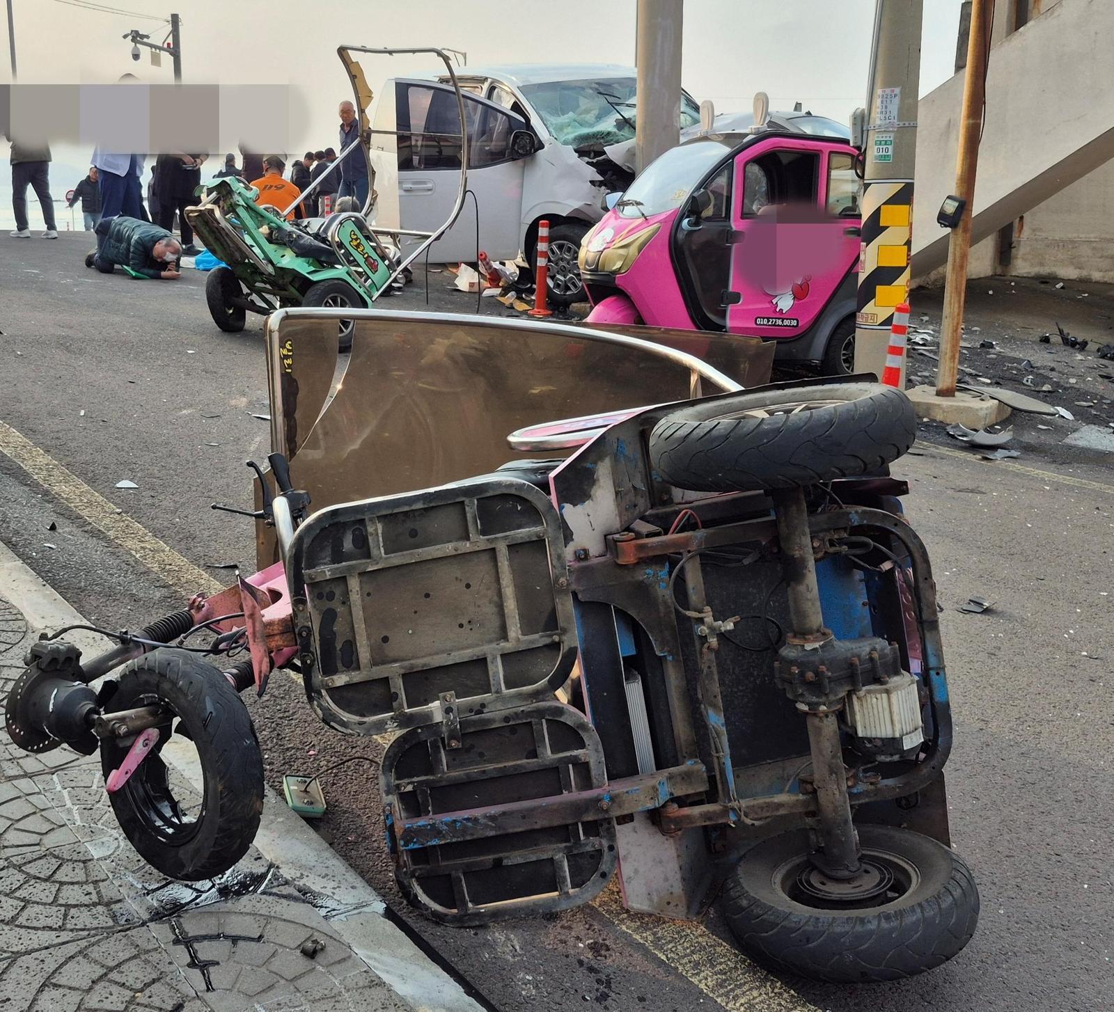24일 제주 제주시 우도면 연평리 천진항 인근에서 62세 남성이 몰던 스타리아 승합차(사진 맨 위 차량)가 항구 대기실 방향으로 돌진해 삼륜차 등과 충돌한 뒤 전신주를 들이받고 멈춰 서 있다. 이 사고로 3명이 숨지고 11명이 다쳤다. 경찰과 소방당국은 정확한 사고 경위를 조사하고 있다. 우도 주민 제공