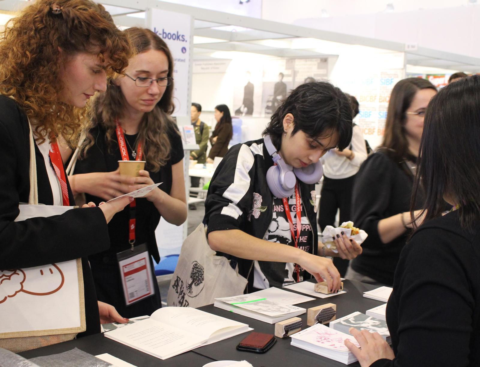 독일 프랑크푸르트 국제도서전에서 한지로 만든 책을 선보인 ‘적층: 그날의 말꽃’ 전시회. 한국공예디자인문화진흥원