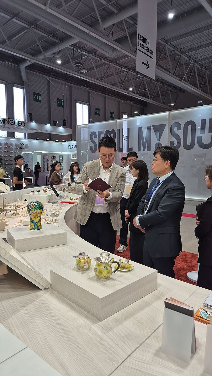 2025 메종 & 오브제에서 클로이수를 소개하는 김홍범 대표(가운데) / 출처=울산 디자인주도 제조혁신센터