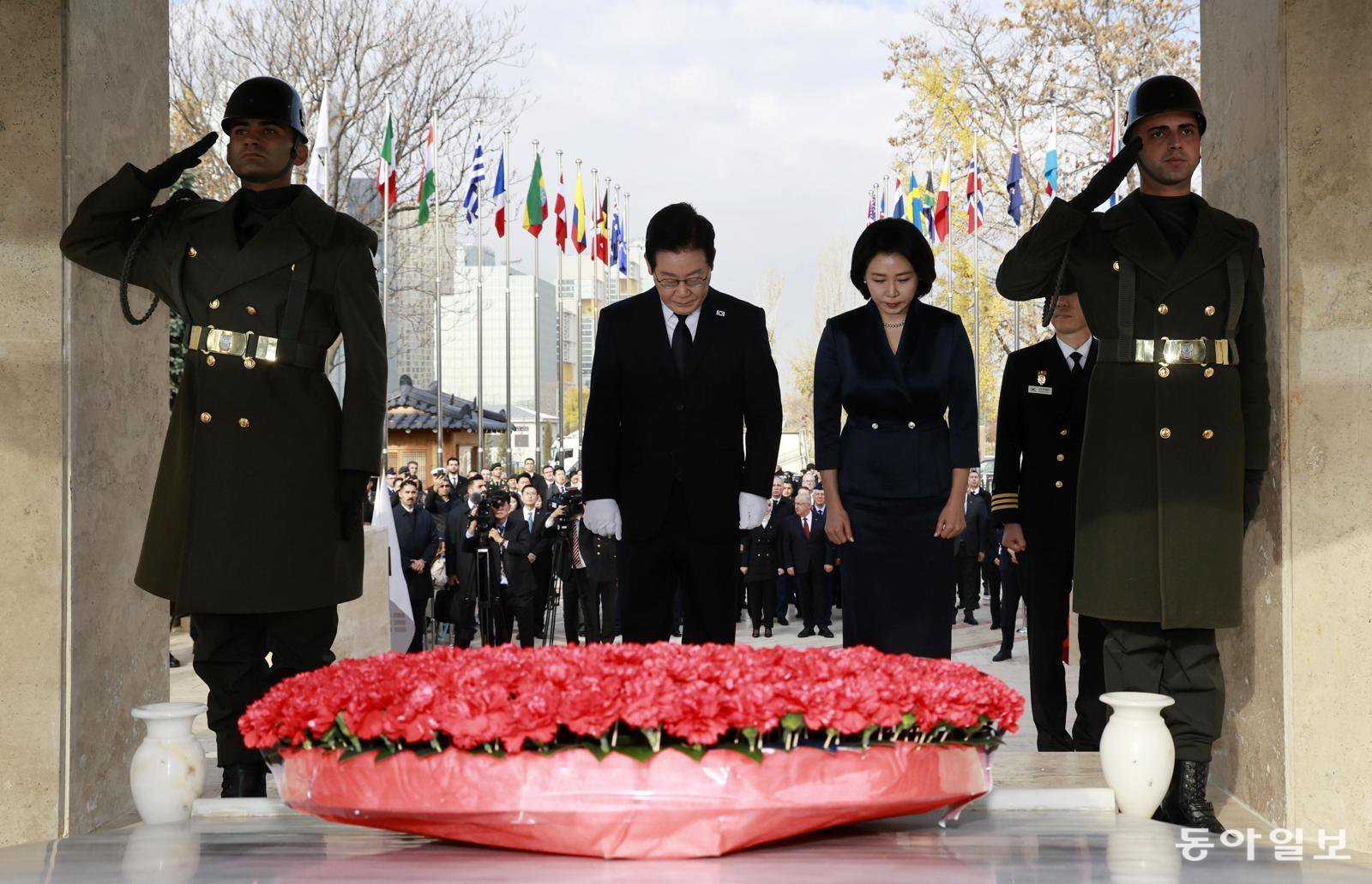 튀르키예를 국빈 방문 중인 이재명 대통령과 김혜경 여사가 25일(현지시간) 앙카라 한국전 참전 기념탑에 헌화하고 있다. 앙카라=송은석 기자 silverstone@donga.com