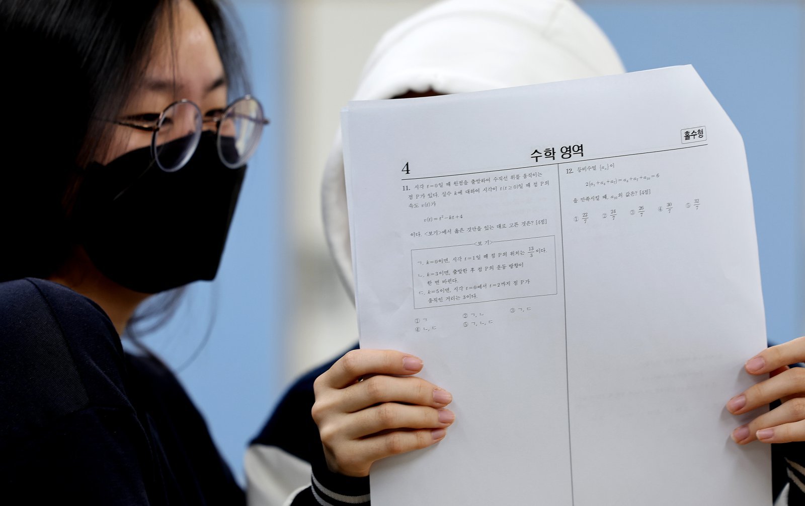 14일 대구 수성구 정화여자고등학교 3학년 교실에서 수험생들이 전날 치른 2026학년도 대학수학능력시험 가채점을 하고 있다. 2025.11.14 뉴시스