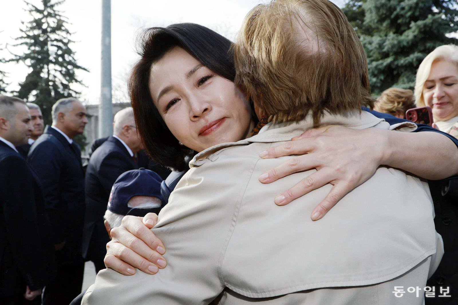 이재명 대통령 부인 김혜경 여사가 25일(현지시간) 앙카라 한국전 참전 기념탑 헌화를 마치고 참전용사 가족과 인사하고 있다. 앙카라=송은석 기자 silverstone@donga.com