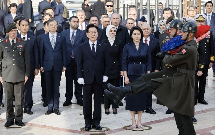튀르키예를 국빈 방문 중인 이재명 대통령과 김혜경 여사가 25일(현지시간) 앙카라 한국전 참전기념탑 헌화를 위해 이동하고 있다. 송은석 기자 silverstone@donga.com