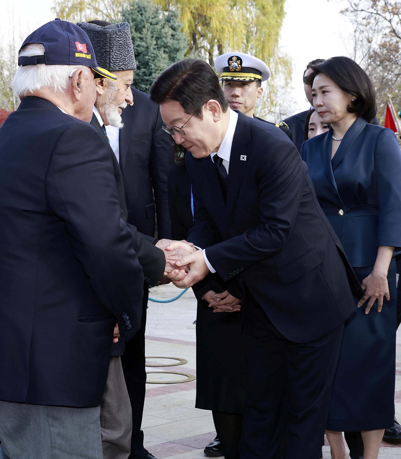 튀르키예를 국빈 방문 중인 이재명 대통령이 25일(현지시간) 앙카라 한국전 참전기념탑 헌화를 마치고 참전용사들과 인사하고 있다. 2025.11.25 대통령실사진기자단