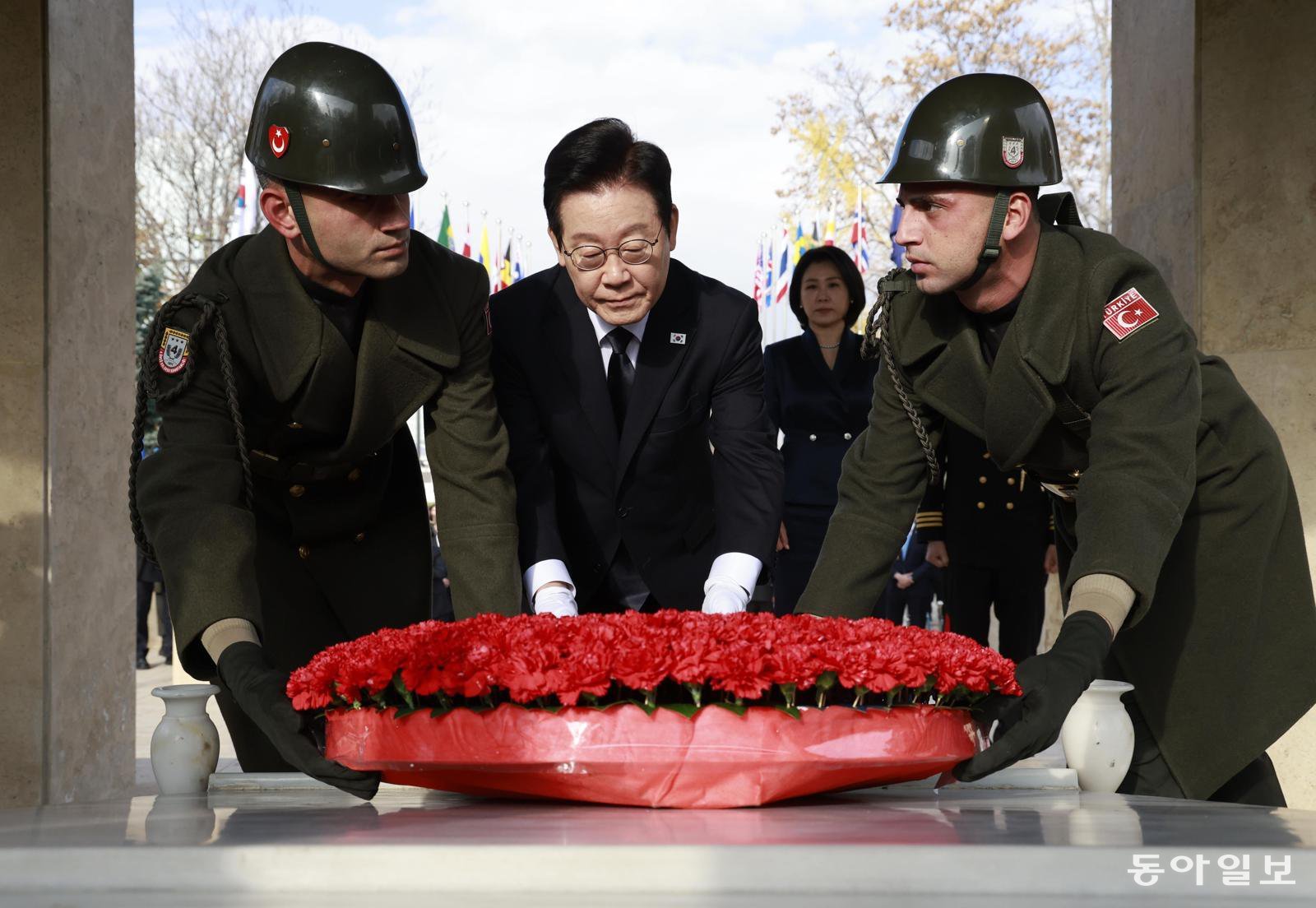 튀르키예를 국빈 방문 중인 이재명 대통령이 25일(현지시간) 앙카라 한국전 참전기념탑에 헌화하고 있다. 2025.11.25 대통령실사진기자단 송은석 기자 silverstone@donga.com