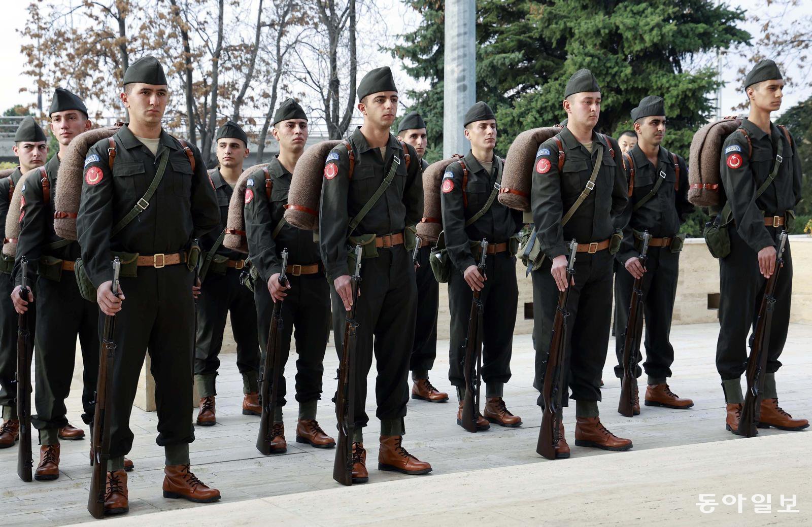 튀르키예를 국빈 방문 중인 이재명 대통령과 김혜경 여사의 한국전 참전 기념탑 참배 행사가 열린 25일(현지 시간) 앙카라 한국 공원에 한국전쟁 당시 터키군 복장을 한 병력이 도열해  있다. 앙카라=송은석 기자 silverstone@donga.com