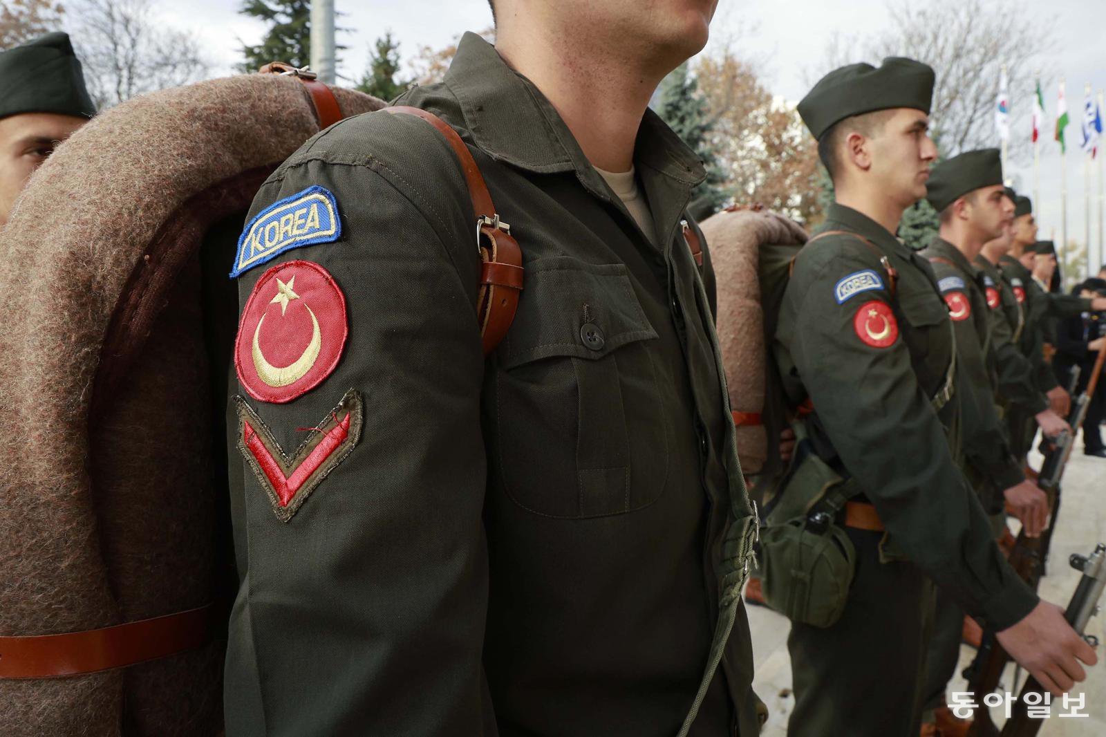 튀르키예를 국빈 방문 중인 이재명 대통령과 김혜경 여사의 한국전 참전 기념탑 참배 행사가 열린 25일(현지 시간) 앙카라 한국 공원에 한국전쟁 당시 터키군 복장을 한 병력이 도열해  있다. 앙카라=송은석 기자 silverstone@donga.com