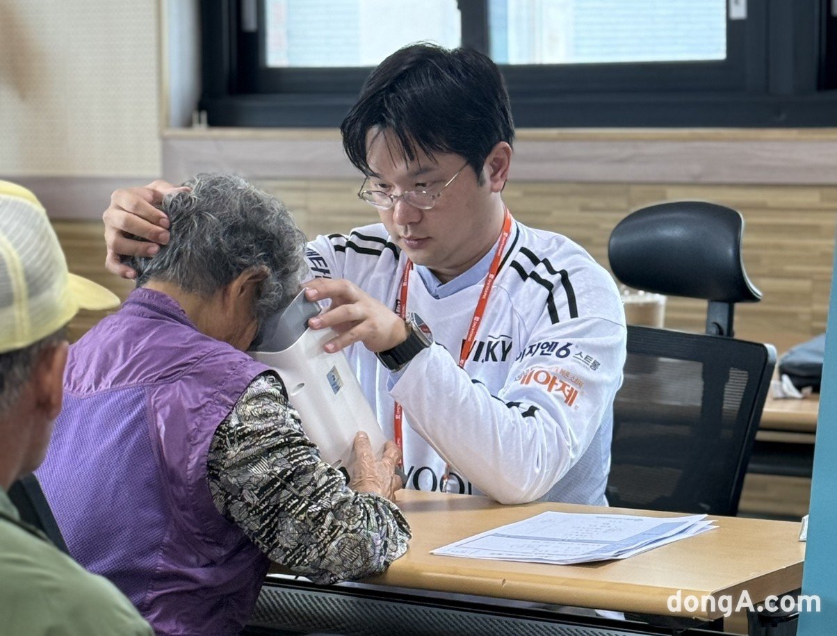 홍천군 주민이 AI 실명질환 진단 솔루션 ‘위스키(WISKY)’와 안저카메라 ‘옵티나(OPTiNA)’를 통해 안저검사를 받고 있다.