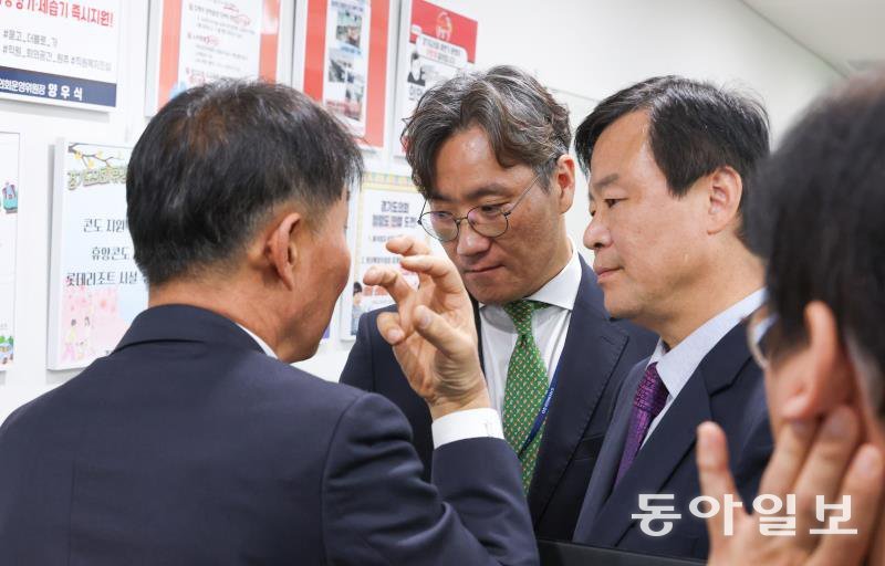 이달 19일 오전 경기도지사 비서실장 등 보좌진 6명이 행정사무감사에 불참을 선언한 뒤 안정곤 정무수석 등이 운영위원장 사무실 앞에서 논의하고 있다. 자료사진