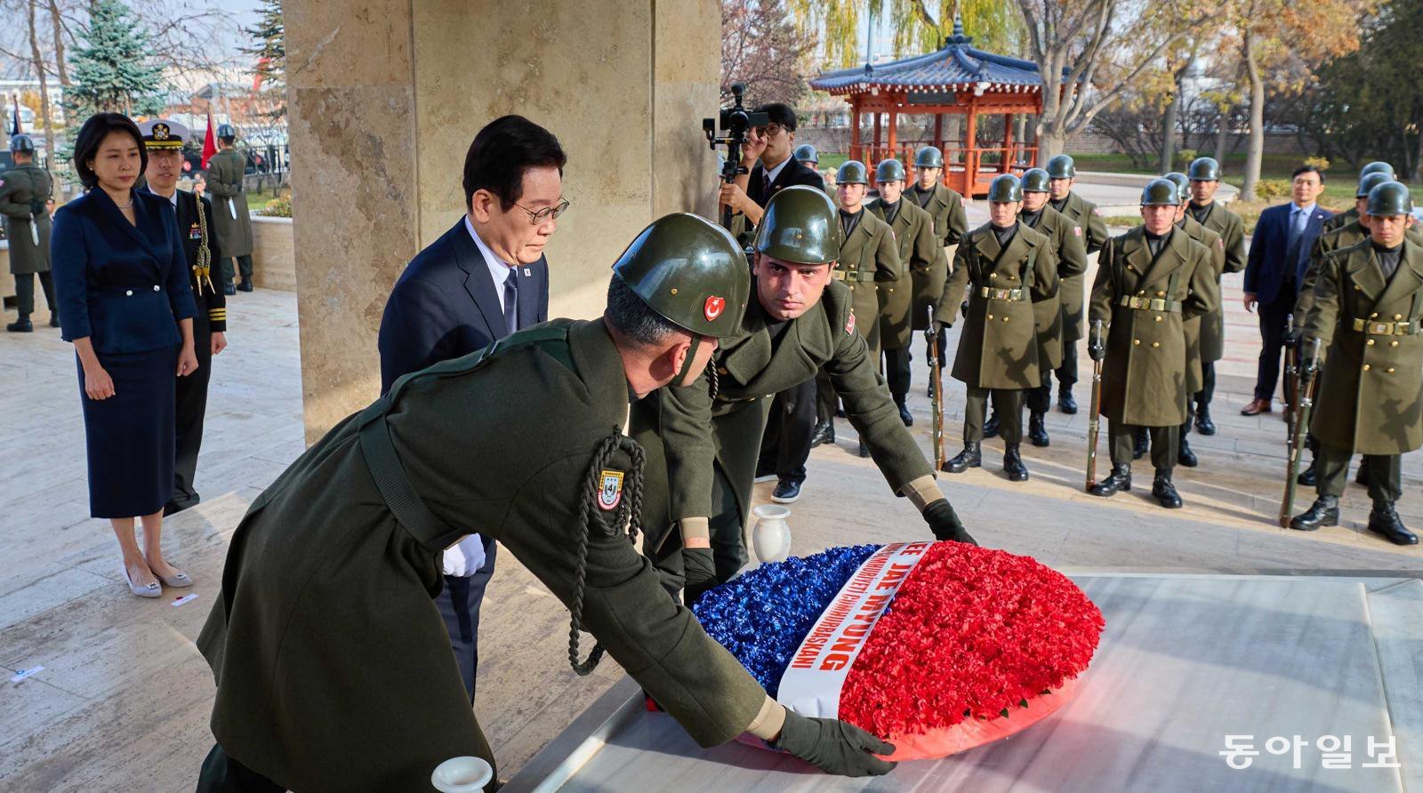 튀르키예를 국빈 방문 중인 이재명 대통령이 25일(현지시간) 앙카라 한국전 참전 기념탑에 헌화하고 있다. 앙카라=송은석 기자 silverstone@donga.com