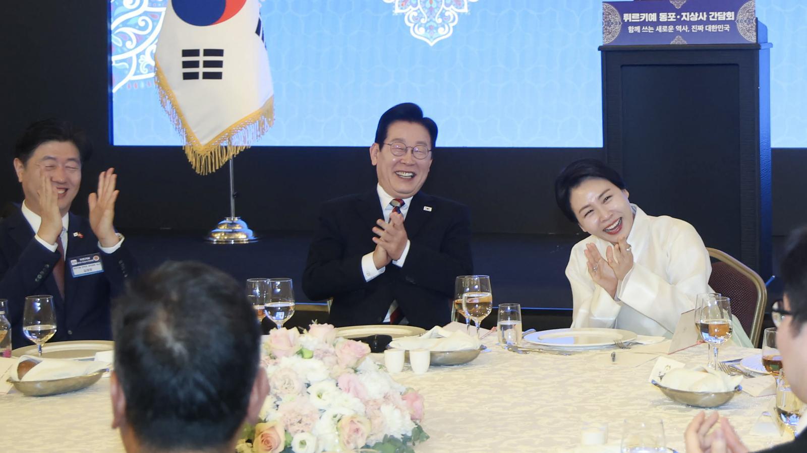 이재명 대통령이 25일(현지시간) 튀르키예 앙카라의 한 호텔에서 열린 동포오찬간담회에서 한 동포의 말을 들으며 폭소하고 있다. 2025.11.25 대통령실사진기자단