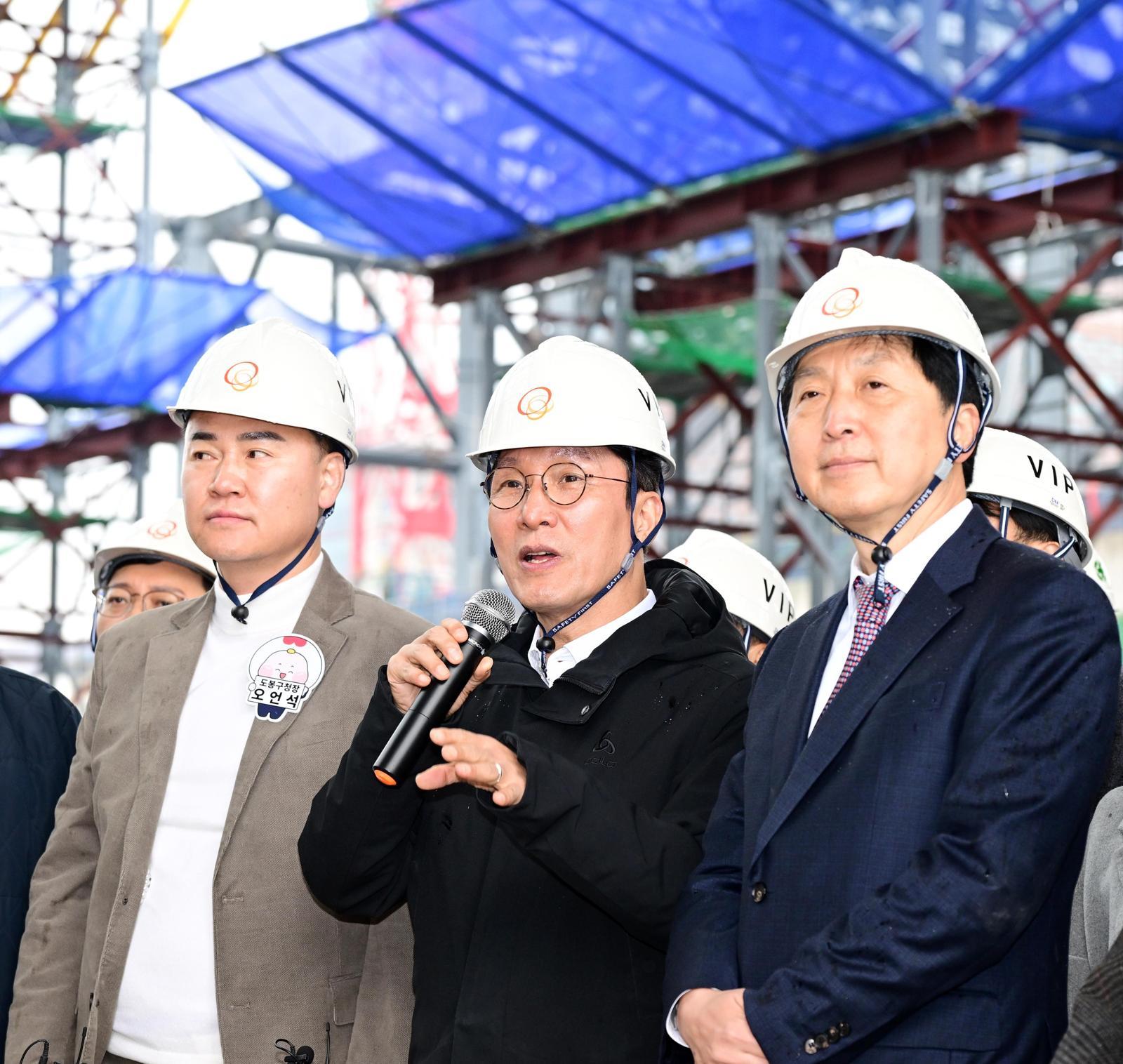 서울 아레나 건설현장 점검
김민석 국무총리(가운데)가 25일 오전 서울 도봉구 서울 아레나 복합문화시설 건립 현장을 둘러본 뒤 발언하고 있다. 김 총리는 “서울과 지방 곳곳에 문화관광 프로젝트로 이어 나갈 예정”이라고 밝혔다. 뉴스1