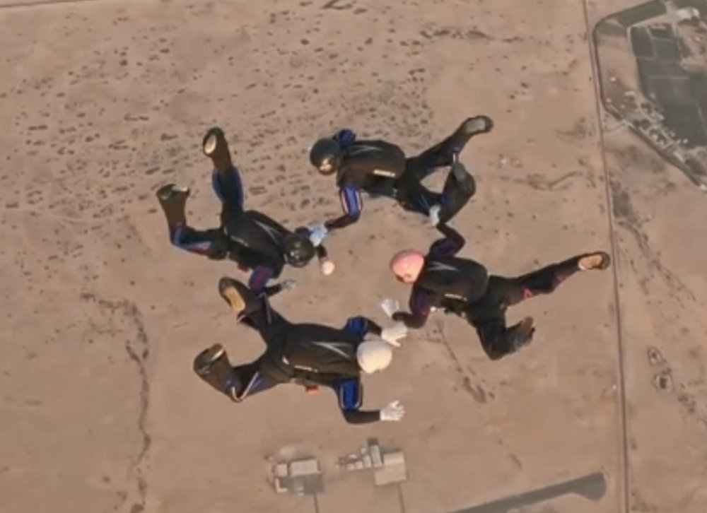 육군 특수전사령부 여군 고공강하팀이 카타르 도하에서 열린 국제군인체육연맹 고공강하대회 상호활동 종목에 출전해 대형을 형성하고 있다. 육군 제공